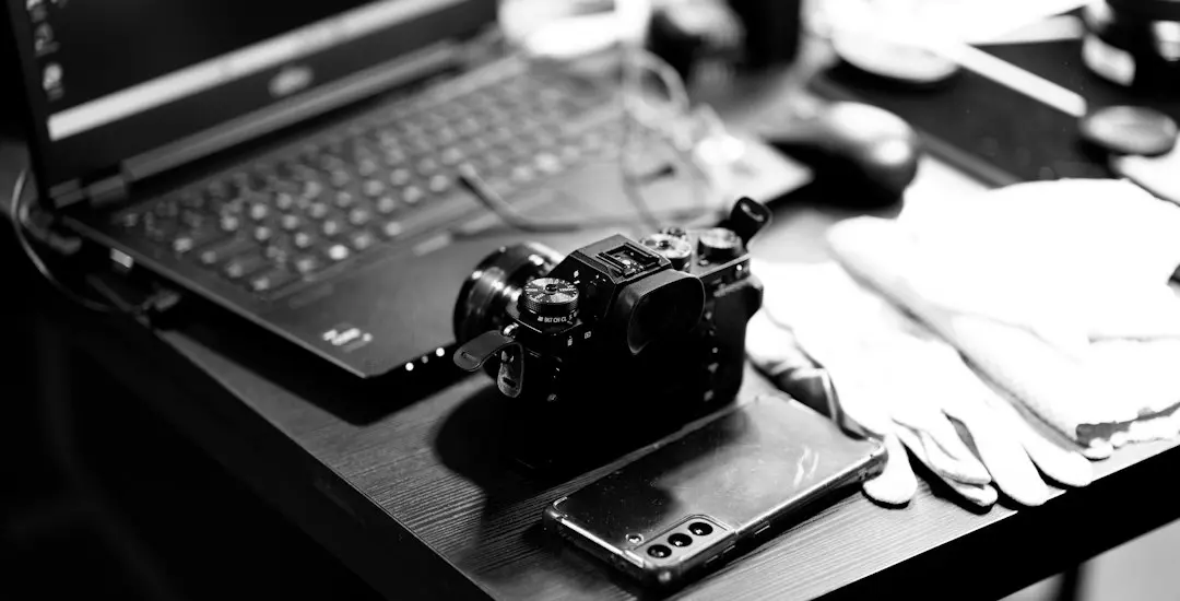 Laptop, Smartphone und Kamera – mobiles Arbeiten als digitaler Nomade im Ausland