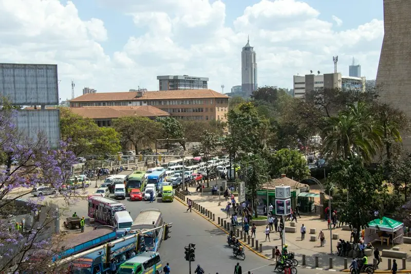 Straßenverkehr in Nairobi – Alltag in Kenia mit mobilem Bezahlen und M-PESA