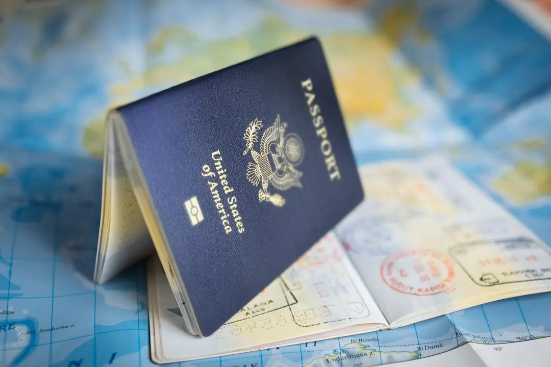 Reisepass auf Weltkarte – Ruhestand und Rente im Ausland planen