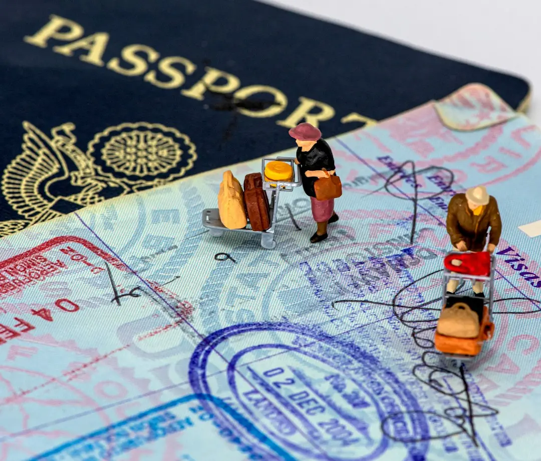 Miniaturfiguren mit Gepäck auf einem Reisepass – Umzug und Ruhestand im Ausland